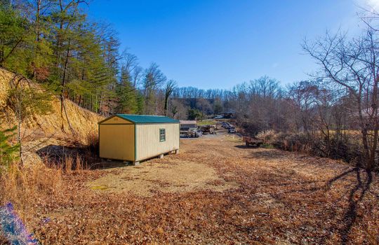 17.5 +/- wooded acres in Gate City, VA, dirt road, outbuilding