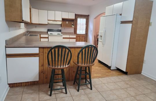 eat in kitchen, vinyl flooring, kitchen, refrigerator, cabinets, countertops, sink, range/stove