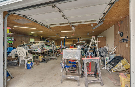 workshop/garage, concrete flooring, garage door