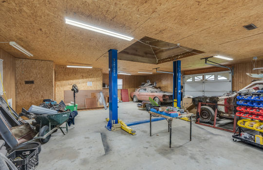 workshop/garage, concrete flooring, garage door, automotive lift
