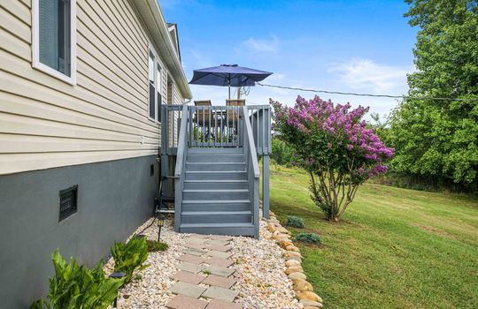 backyard, back deck, vinyl siding, doublewide, landscaping