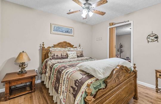 bedroom, ceiling fan, hardwood flooring, furnished, fully furnished log cabin for lease