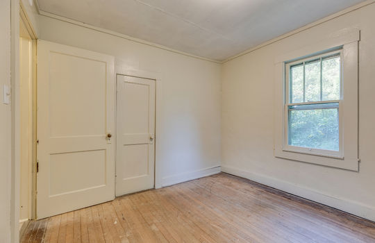 bedroom, hardwood flooring, closet