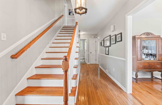 entryway/foyer stairs, hardwood flooring