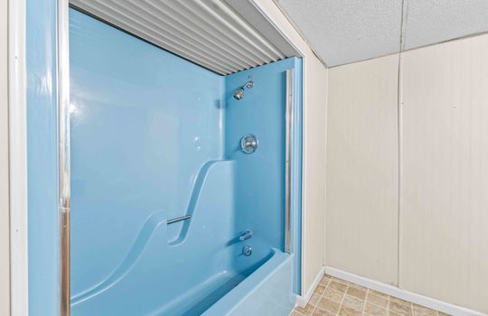 lower level bathroom, laminate flooring, shower/tub