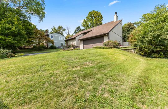 garage side view of home, yard, garage, vinyl siding, contemporary home