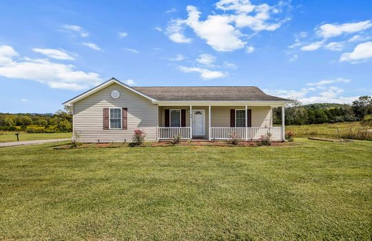 ranch style home, front yard, covered front porch, vinyl siding, front yard