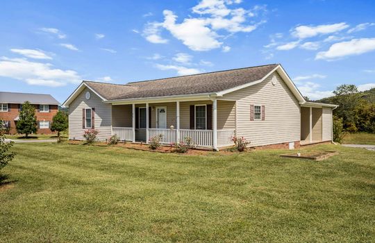 ranch style home, front yard, covered front porch, vinyl siding, front yard