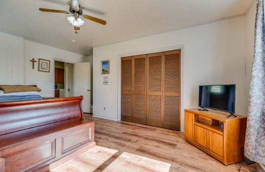 bedroom, ceiling fan, hardwood flooring, closet