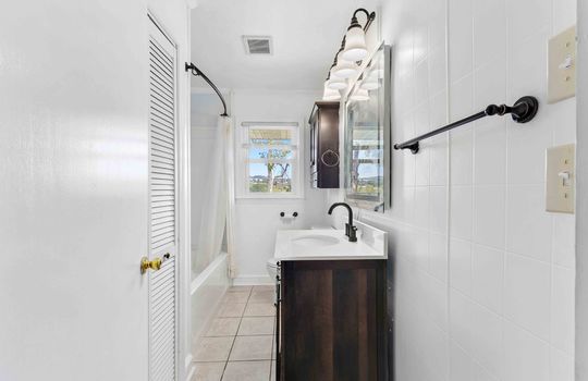 bathroom, sink, toilet, linen closet, shower/tub