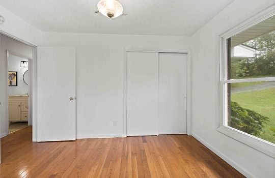 bedroom, windows, hardwood flooring, closet