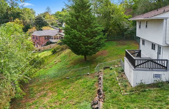 back view of home, cottage, back deck, back yard