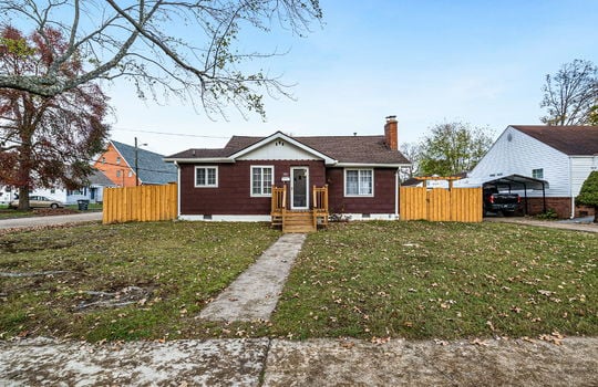 For lease, bungalow, cottage, fencing, front yard, sidewalk, front steps, front door