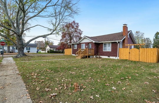 For lease, bungalow, cottage, fencing, front yard, sidewalk, front steps, front door