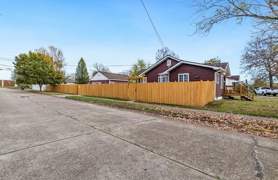 side view of home, fencing, driveway