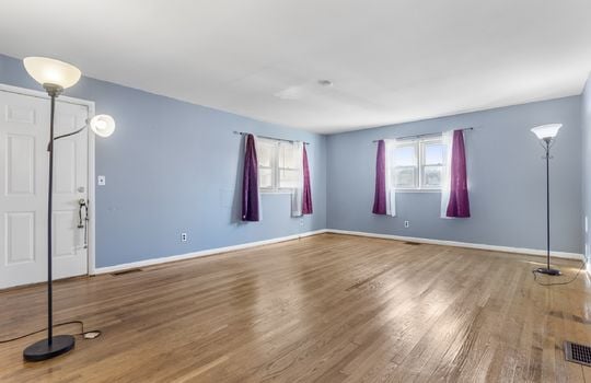 bedroom, hardwood flooring, windows, closet