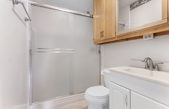 bathroom, sink, toilet, shower/tub, cabinets