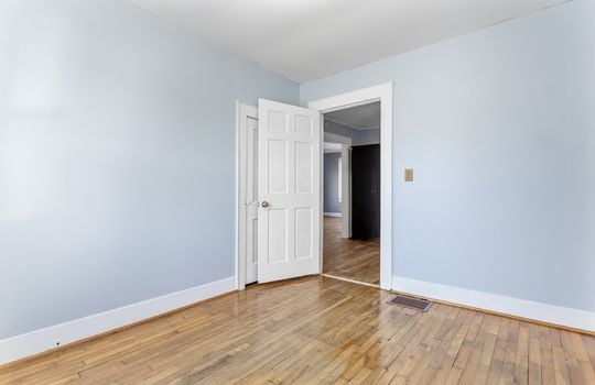 bedroom, hardwood flooring, closet, doorway