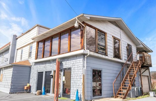 apartment for rent, upstairs, stairs, windows, parking lot