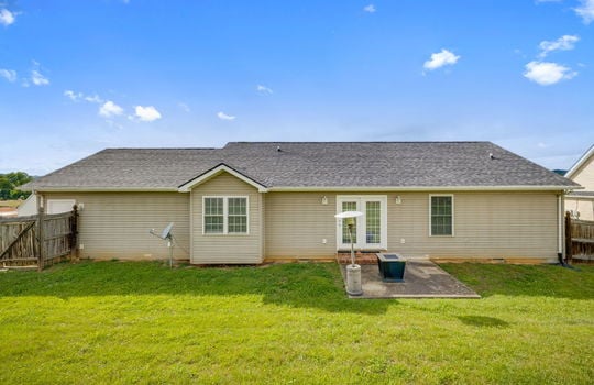 back of home, patio, vinyl siding, fencing, back yard