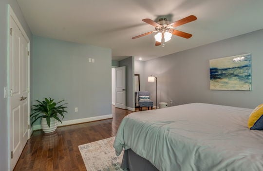 bedroom, hardwood flooring, closet, ceiling fan