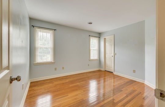 bedroom, hardwood flooring, closet, windows