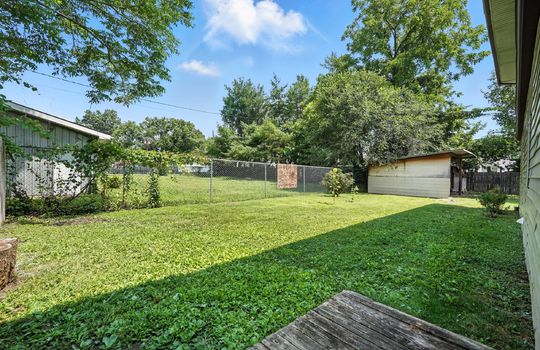 apartment for lease, yard, fencing