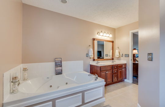 primary bathroom, garden tub, double vanity, cabinets