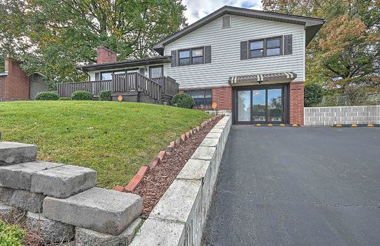 Tri-Level Home For Lease, driveway, front yard, front porch, walk-out basement access, siding, brick