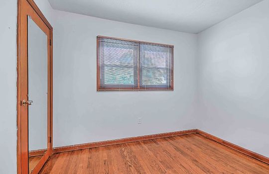 bedroom, hardwood flooring, windows, closet