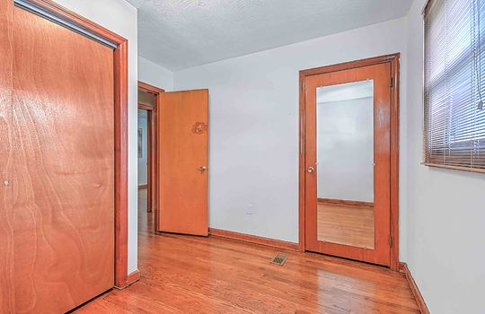 bedroom, hardwood flooring, window, closet