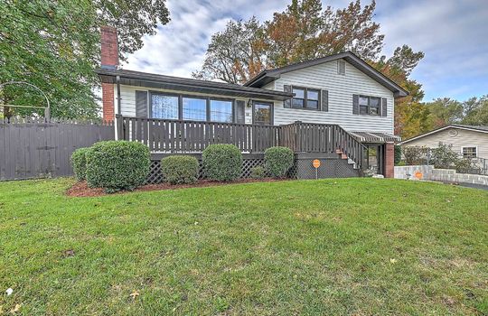 Tri-Level home, front yard, landscaping, front porch, front door, vinyl siding, brick, driveway, fencing