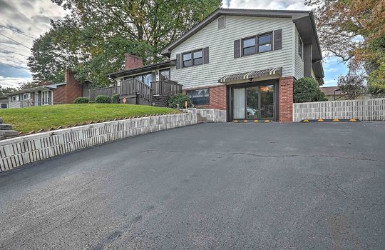 Tri-Level Home for Lease, Vinyl Siding, Brick, Walk-Out Basement Door, asphalt driveway, front yard, front porch, front door, windows, fencing