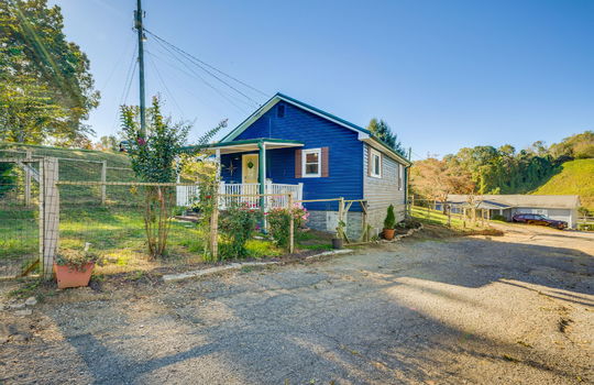 cottage, vinyl siding, covered front porch, fencing, driveway, landscaping, front yard, front door