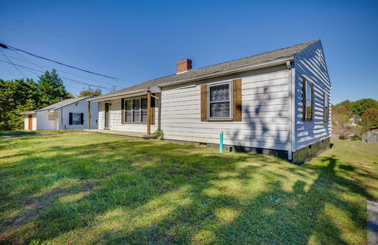 ranch style home, front porch, front door, storm door, vinyl siding, sidewalk, front yard