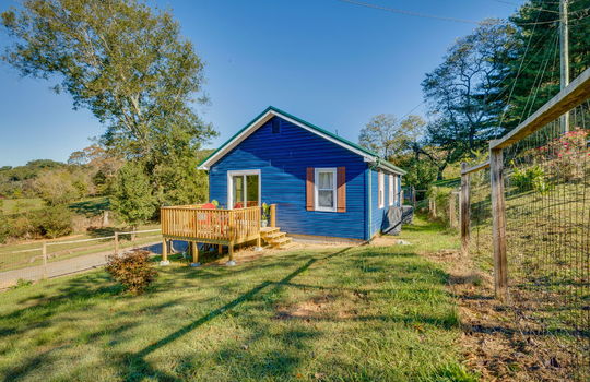 back yard, back deck, back door, fencing, vinyl siding, windows, mountain view
