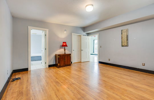 bedroom, laminate flooring, ensuite bathroom, closet