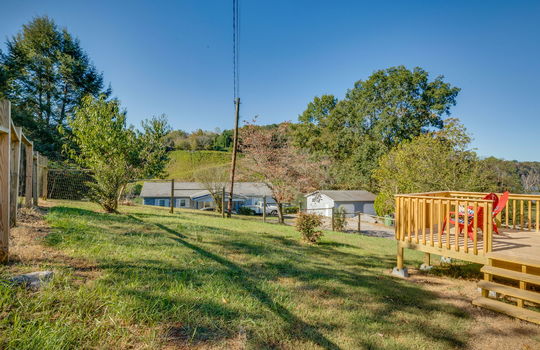 back yard, fencing, back deck, neighboring homes,