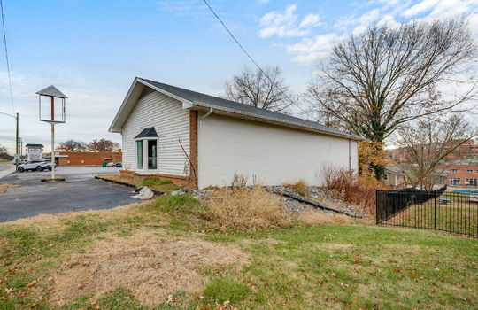 front of property, brick, vinyl siding, signage, parking lot