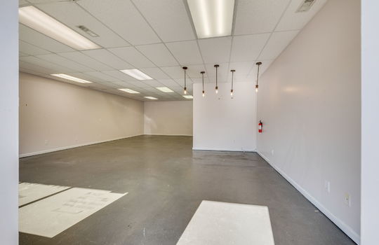 Commercial space for Lease, 950 sqft, showroom, fluorescent lighting, ceiling tiles