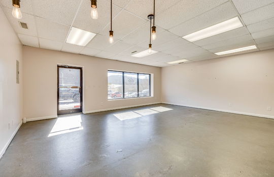 Commercial space for Lease, 950 sqft, windows, door, showroom, fluorescent lighting, ceiling tiles