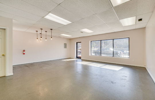 Commercial space for Lease, 950 sqft, windows, door, showroom, fluorescent lighting, ceiling tiles