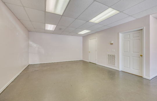 Commercial space for Lease, 950 sqft, showroom, fluorescent lighting, ceiling tiles, storage space, private bathroom
