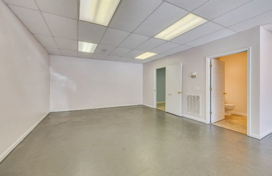 Commercial space for Lease, 950 sqft, showroom, fluorescent lighting, ceiling tiles, storage space, private bathroom