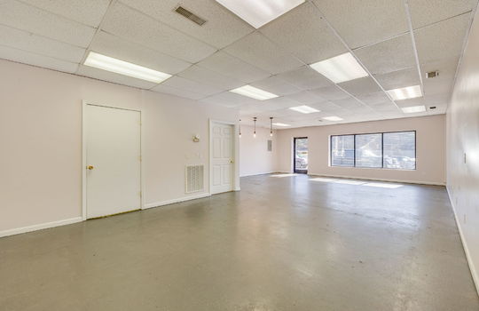 Commercial space for Lease, 950 sqft, windows, door, showroom, fluorescent lighting, ceiling tiles, storage space, private bathroom