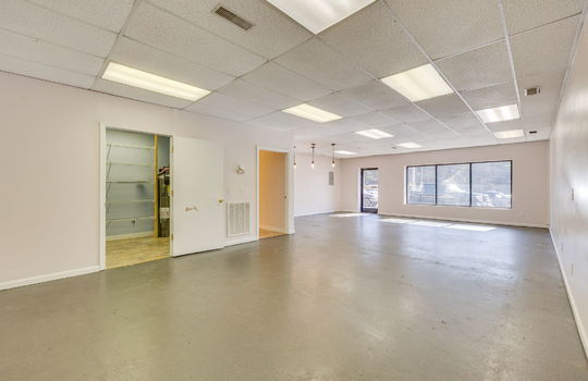 Commercial space for Lease, 950 sqft, windows, door, showroom, fluorescent lighting, ceiling tiles, storage space, private bathroom