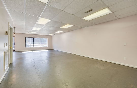 Commercial space for Lease, 950 sqft, windows, door, showroom, fluorescent lighting, ceiling tiles, storage space, private bathroom