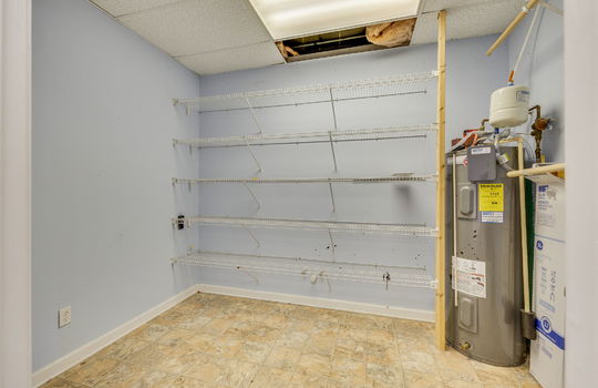 storage space, wire shelving