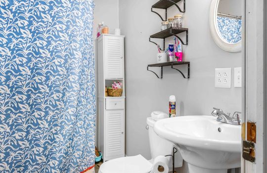 bathroom, tub/shower, sink, toilet