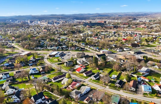 overhead aerial view of property, apartment, driveway, neighboring homes, neighborhood view, mountain views